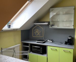 Zariadený 2-izbový byt s balkónom, klimatiz. a  pivnicou