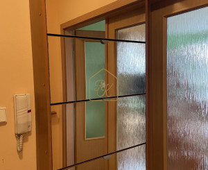 Zariadený 2-izbový byt s balkónom, klimatiz. a  pivnicou