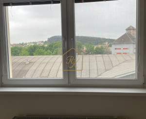 ZNÍŽENÁ CENA - garsónka v centre Nitry s balkónom a pivnicou