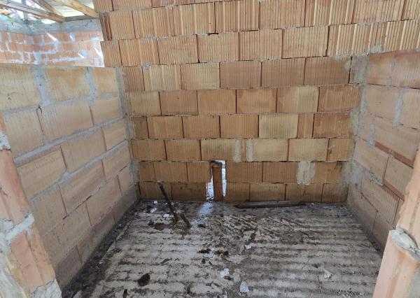 Hrubá stavba 5izbového rodinného domu + pozemok 606m2