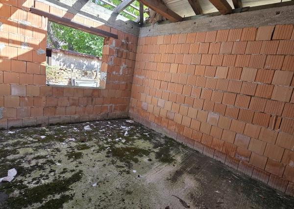 Hrubá stavba 5izbového rodinného domu + pozemok 606m2