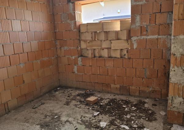 Hrubá stavba 5izbového rodinného domu + pozemok 606m2