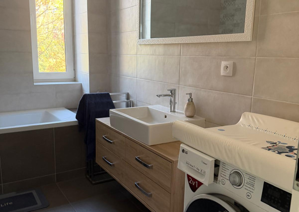 ZNÍŽENÁ CENA ZARIADENÉHO 2-I BYTU BALKÓN  VLASTNÉ PARKOVANIE