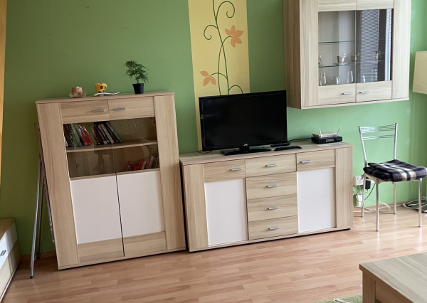 Zariadený 2-izbový byt s balkónom, klimatiz. a  pivnicou