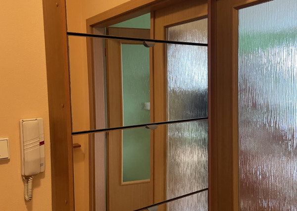 Zariadený 2-izbový byt s balkónom, klimatiz. a  pivnicou