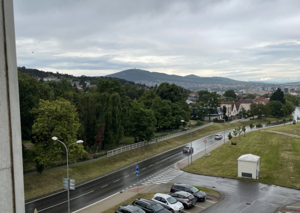 Zariadený 2-izbový byt s balkónom, klimatiz. a  pivnicou