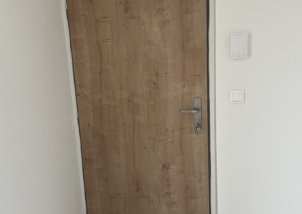 NA PREDAJ – ÚTULNÁ, ATYPICKÁ GARSÓNKA V SRDCI NITRY