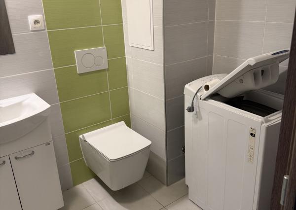 „NOVOSTAVBA – CENTRUM NITRY – VEĽKÝ BALKÓN – INVESTIČNÝ BYT“