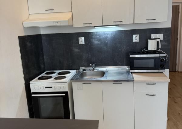 „NOVOSTAVBA – CENTRUM NITRY – VEĽKÝ BALKÓN – INVESTIČNÝ BYT“