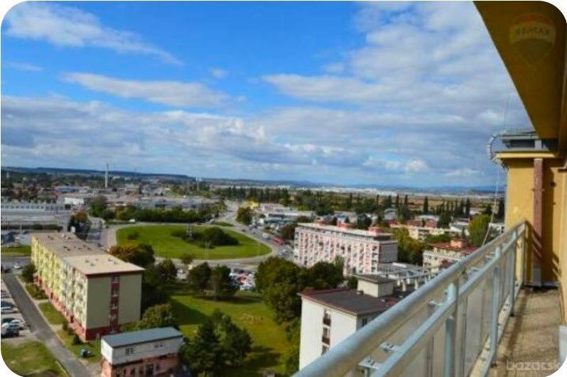 Na predaj 2-i byt s terasou okolo bytu priamo v centre Nitry