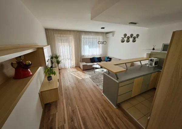 3-IZBOVÝ BYT S TERASOU A GARÁŽOVÝM STÁTÍM V KOMPLEXE AGRIA