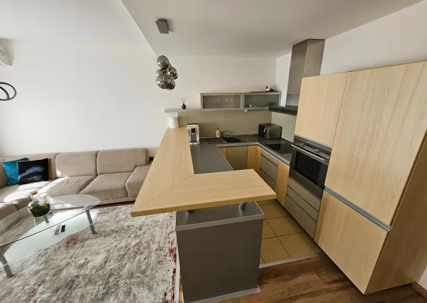 3-IZBOVÝ BYT S TERASOU A GARÁŽOVÝM STÁTÍM V KOMPLEXE AGRIA