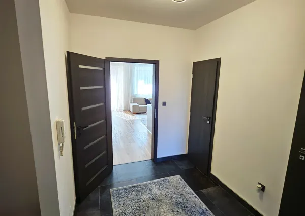 3-IZBOVÝ BYT S TERASOU A GARÁŽOVÝM STÁTÍM V KOMPLEXE AGRIA