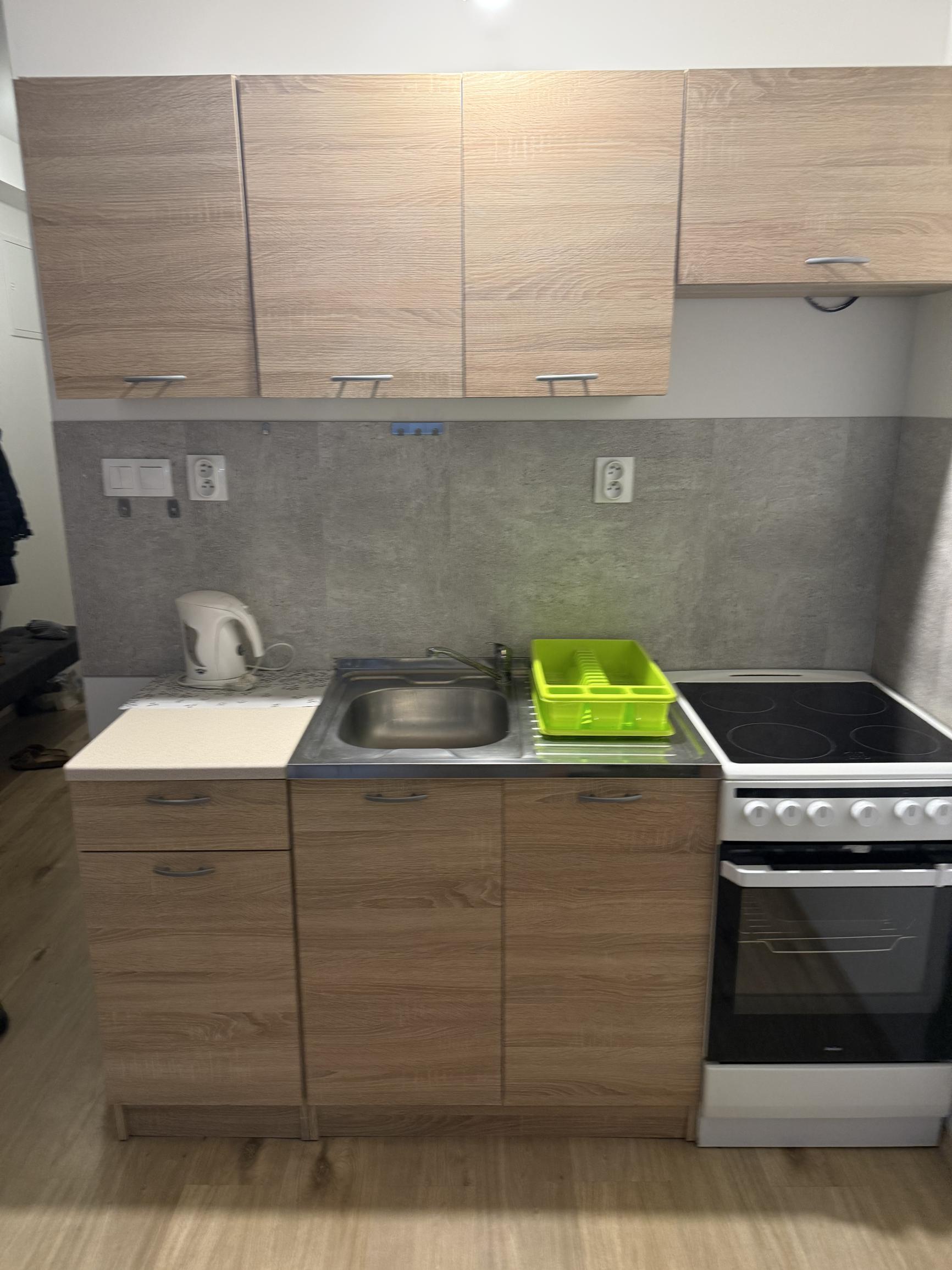 Na prenájom 1-i byt s balkónom a pivnicou v CENTRE Nitry